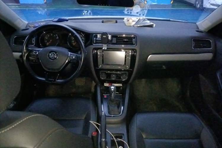 Used Volkswagen Sagitar 2018 1.6L Automatic Comfort Model Center Console