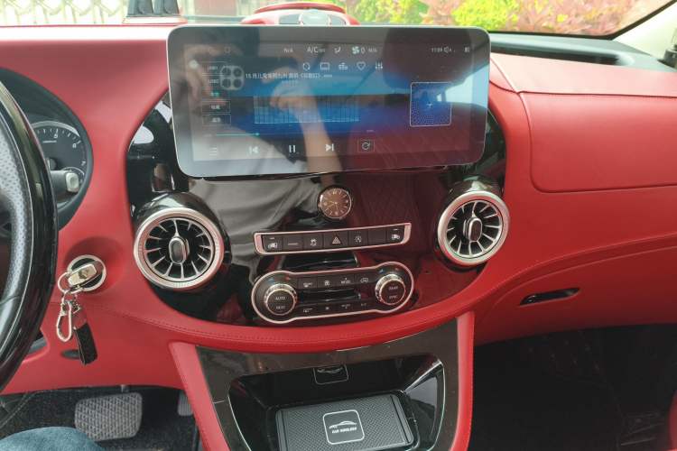 Used Mercedes-Benz Vito 2021 2.0T Business Version 7 Seats Audio And AC Panel