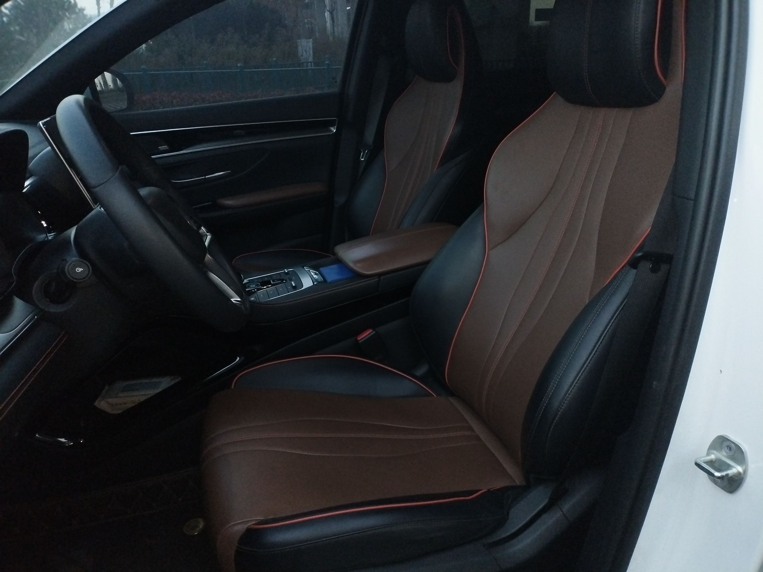 Переднее сиденье в автомобиле