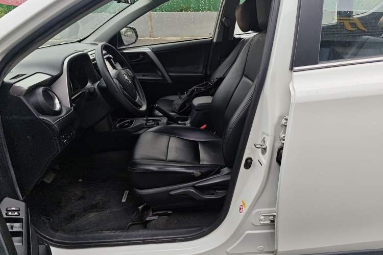 Used Toyota RAV4 2018 2.0L CVT Two-Wheel Drive Fashion X Edition Left Front Seat