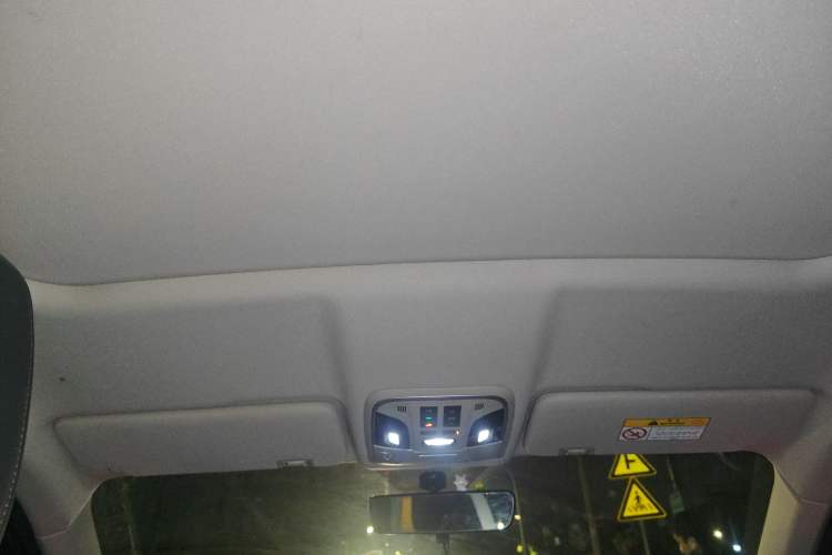 Used Wey VV5 2021 1.5T Two-Wheel Drive Color Pioneer
