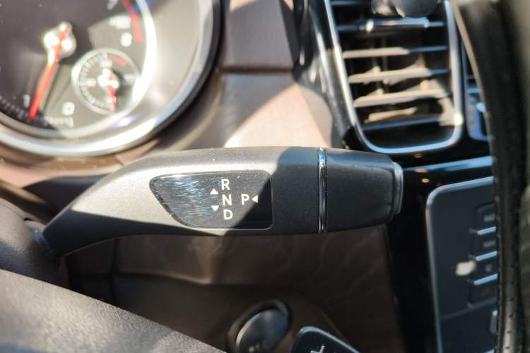 Used Mercedes-Benz GLE 2018 GLE 320 4MATIC Luxury Collection Edition Gear Lever