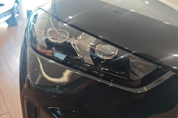 Used BMW X5 2025 Model, xDrive 30Li Prestige M Sport Night Package Right Front Headlight