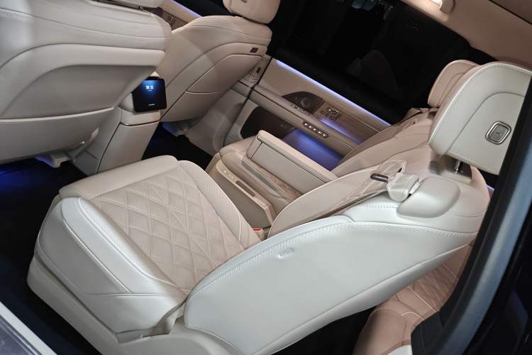 Used Nio ES8 2026 Model 6-seat Executive Signature Edition Left Rear Seat