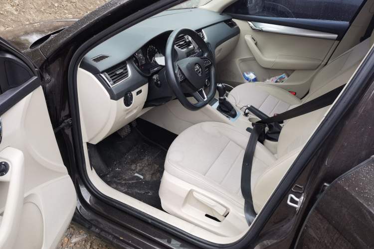 Used Skoda Octavia 2015 1.6L Automatic Yijie Edition Driver Seat