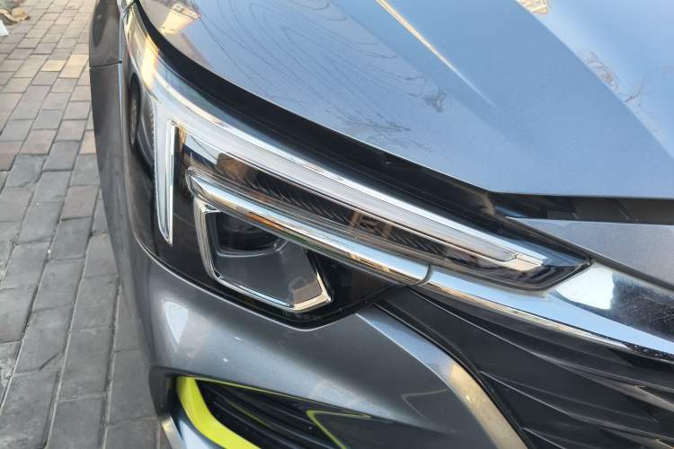 Used Roewe i6 MAX 2020 300TGI Automatic Supreme Edition with Cool Sunroof and Advanced Driving Features
