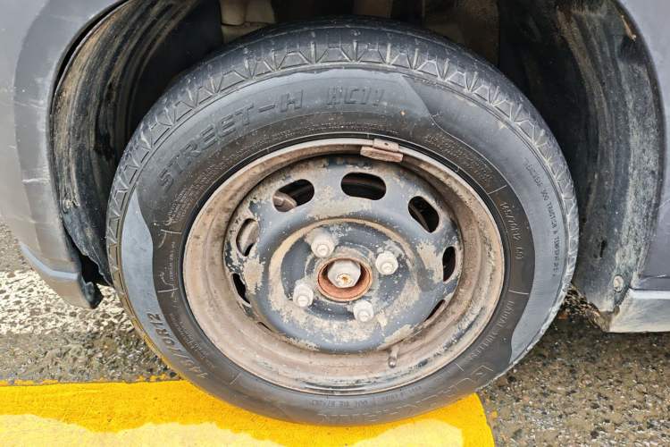 Used Baojun E100 2019 250KM Smart Drive Edition Left Front Wheel Hub