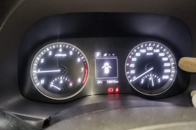 Used Hyundai Tucson 2015 1.6T Dual-Clutch Two-Wheel-Drive Smart Model Odometer Close Up