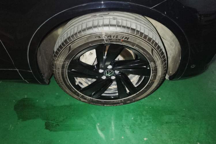 Used Volkswagen Touareg 2021 3.0 TSI Luxury Edition Black Diamond Sport Package Right Front Wheel Hub