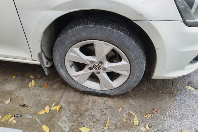 Used Volkswagen Bora 2014 1.6L Manual Comfort Model Right Front Wheel Hub