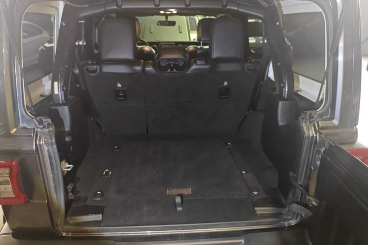 Used Jeep Wrangler 2019 2.0T Sahara Four-Door Brilliant Top Version China VI Emission Standard