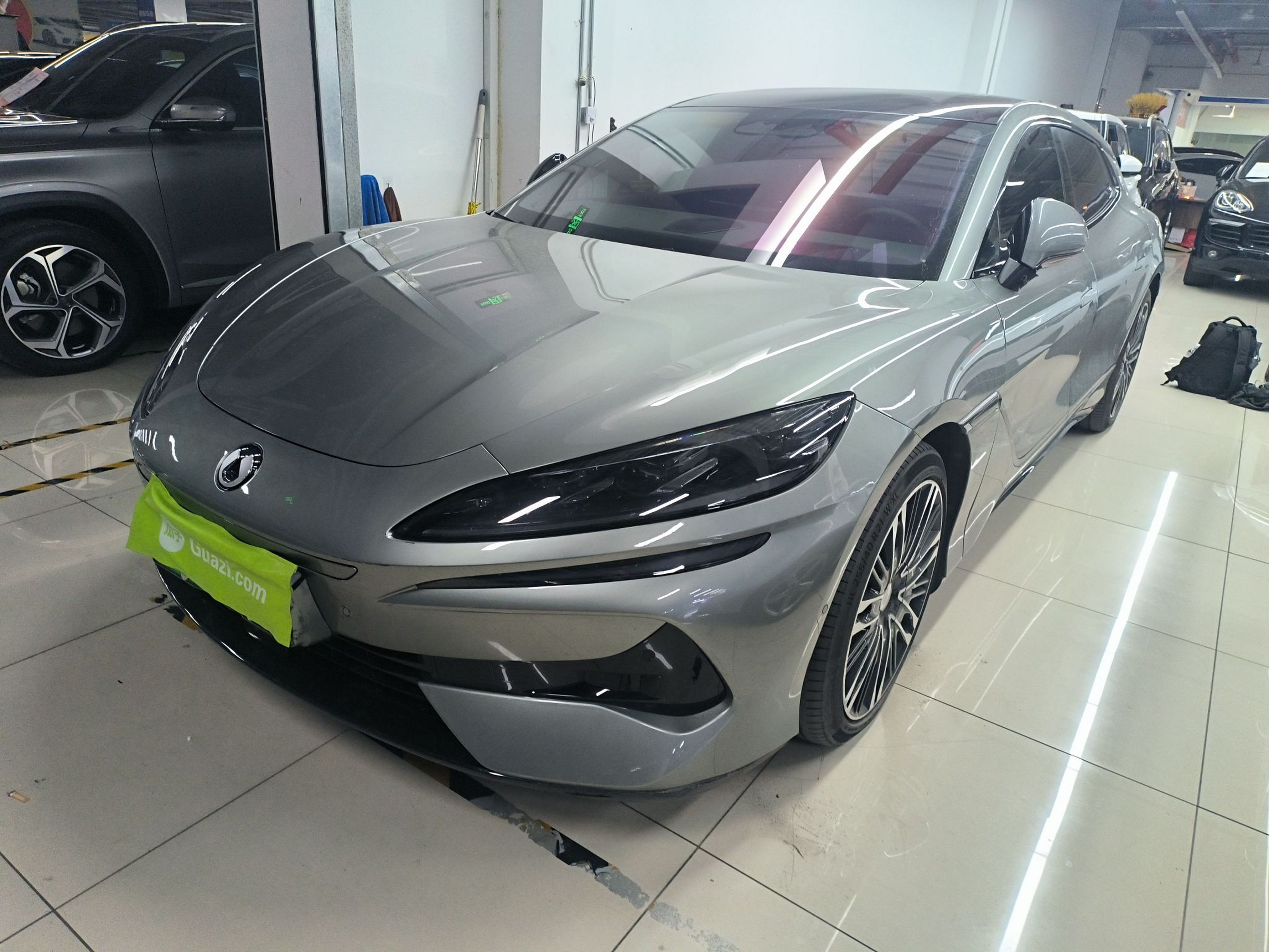 Под передней частью автомобиля