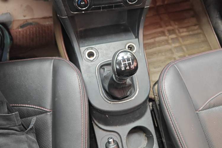 Used Dongfeng Fengon 370 2016 1.5L Manual Luxury Version SFG15-05 7 Seats Gear Lever