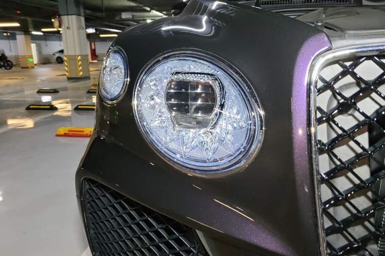 Used Bentley Bentayga 2024 4.0T V8 Long-Wheelbase Version Right Front Headlight
