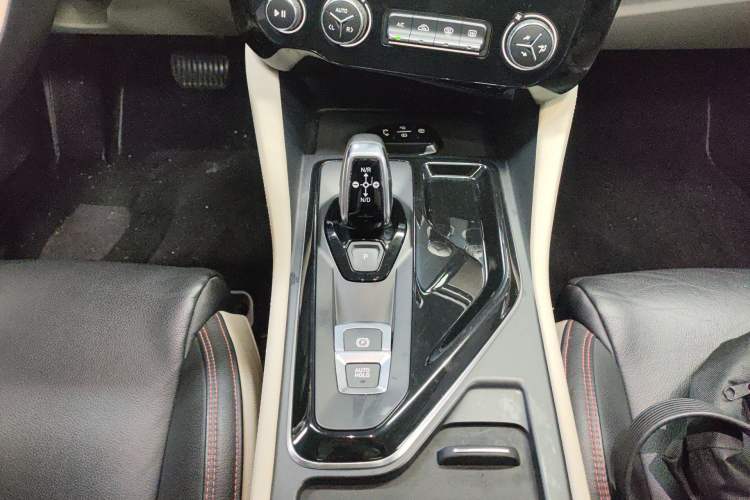 Used Lynk & Co 02 2019 High-Energy Edition 2.0T Automatic Two-Wheel Drive Zhaoban Model China VI Standard Gear Lever