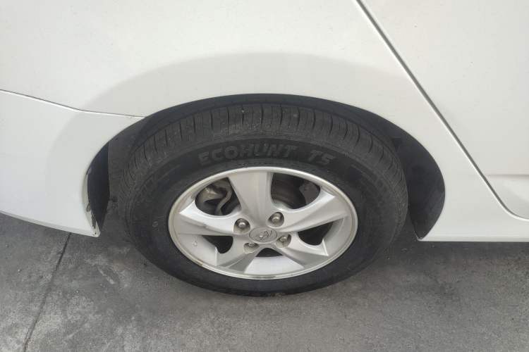 Used Hyundai Verna (older generation) 2014 1.4L Automatic Smart GLS Right Rear Wheel Hub