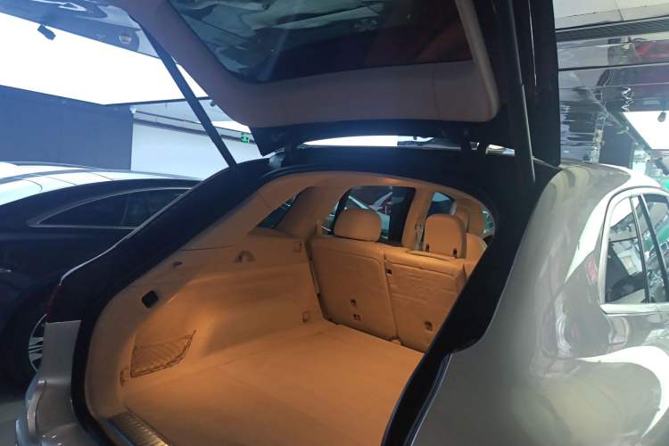 Used Mercedes-Benz EQS SUV 2023 450 4MATIC Pioneer Edition Trunk