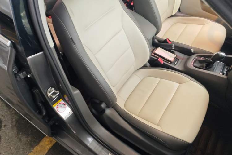 Used Volkswagen Sagitar 2015 230TSI Automatic Comfort Version Right Front Seat