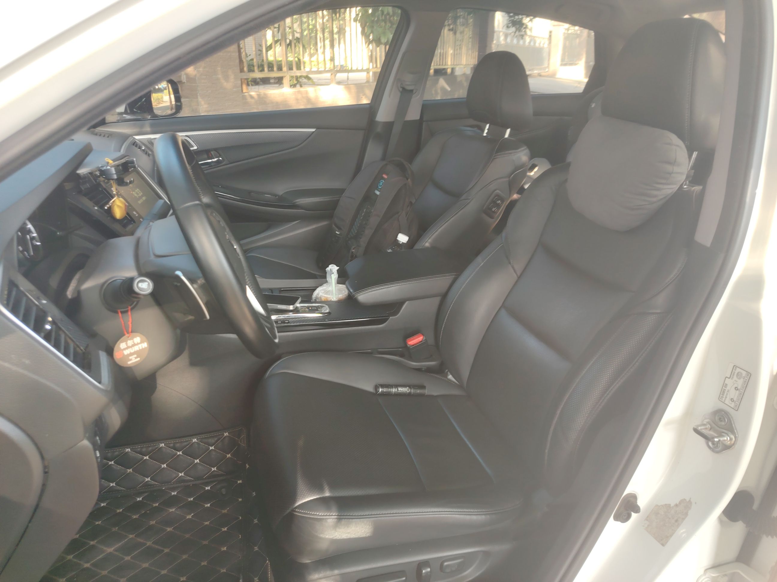 Переднее сиденье в автомобиле