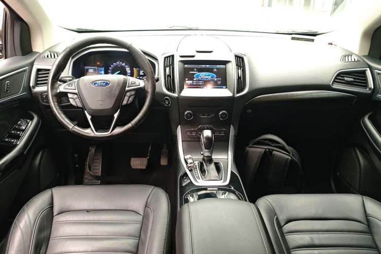 Used Ford Edge 2015 2.0T GTDi 4x4 High-Grade Model Center Console