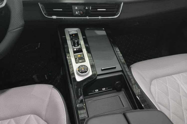 Used Volkswagen Tavendor 2026 Model 380TSI Four-Wheel Drive R-Line Cruise Zhongxiang Edition
