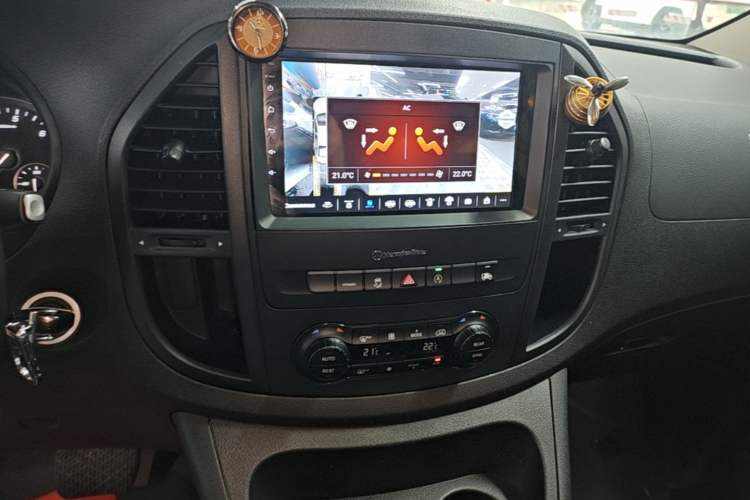 Used Mercedes-Benz Vito 2021 2.0T Elite Version 7 Seats Audio And AC Panel