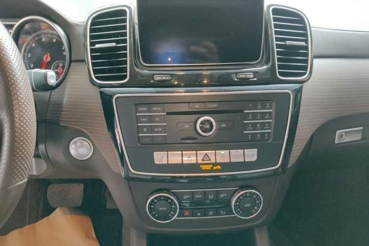 Used Mercedes-Benz GLE 2018 GLE 400 4MATIC Exclusive Edition Audio And AC Panel