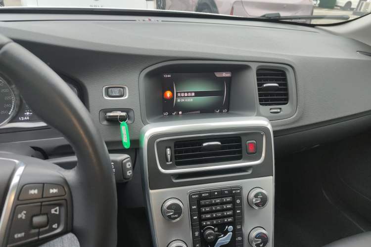 Used Volvo V60 2017 T5 Zhiyi Edition China V Standard Audio And AC Panel