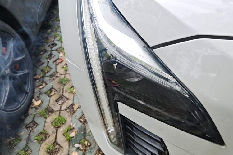 Used Cadillac XT4 2018 28T Two-Wheel-Drive Luxury Model Right Front Headlight