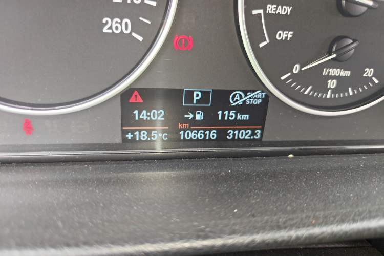 Used BMW 3 Series 2014 320Li Fashion Model Odometer Close Up