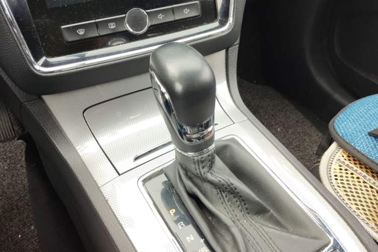 Used Roewe RX5 2018 20T Two-Wheel Drive Automatic Internet Smart Edition Gear Lever