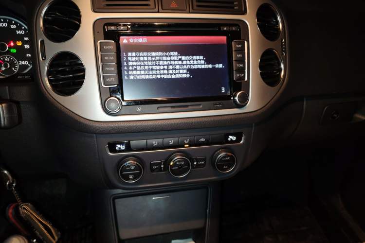 Used Volkswagen Tiguan 2013 1.8TSI Automatic All-Wheel-Drive Comfort Edition Audio And AC Panel