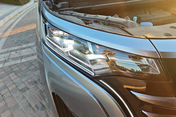 Used Denza D9 2024 DM-i 980 Four-Wheel Drive Prestige Model Right Front Headlight