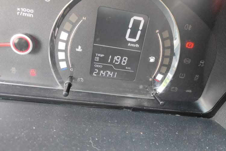 Used Roewe 350 2014 1.5L Manual Xunchi Edition Odometer Close Up