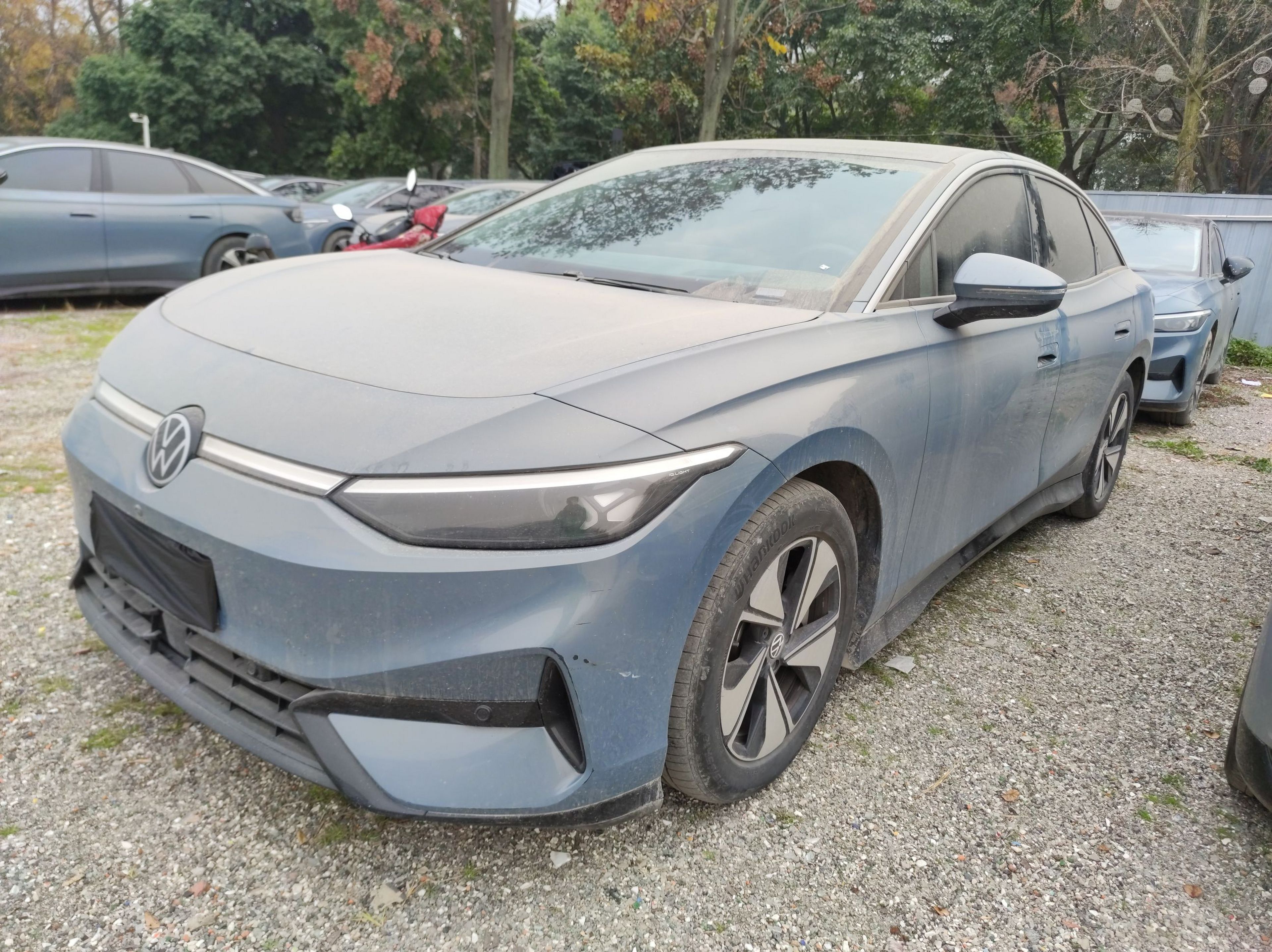 Под передней частью автомобиля