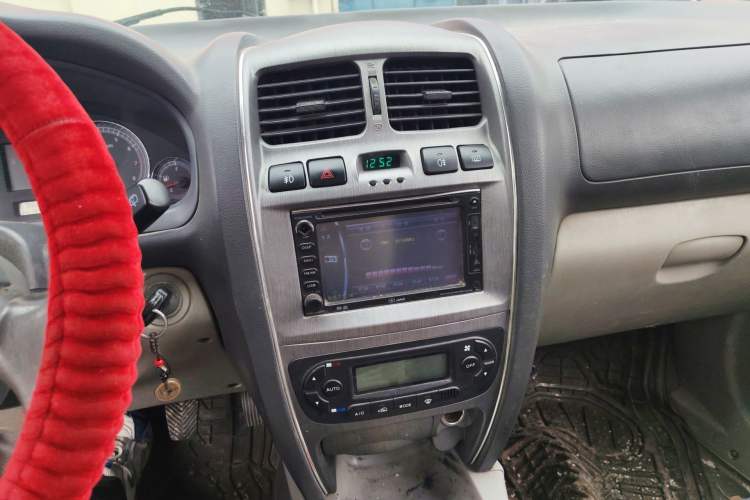 Used JAC Group Rein 2011 2.0L Two-Wheel Drive Luxury Edition
