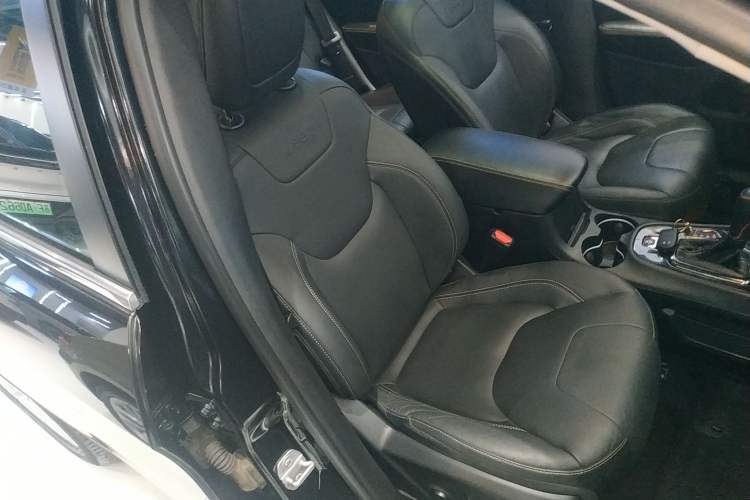 Used Jeep Cherokee 2016 2.4L Leading Smart Version
