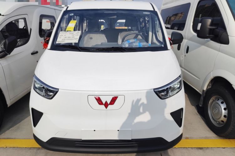 Used Wuling Yangguang 2024 300KM Comfort Version Passenger Van 75kW