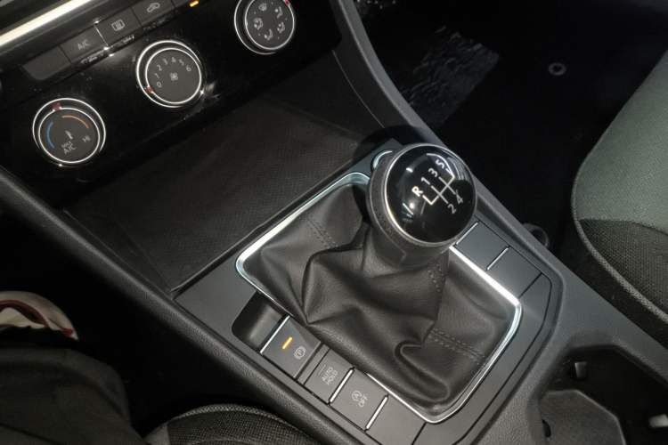 Used Volkswagen Sagitar 2023 200TSI Manual Flyover Edition Gear Lever