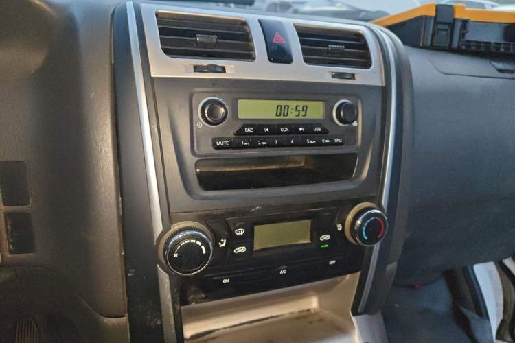 Used Jinbei Express 2020 2.0L Upgraded Version China VI Standard 6-Seater 1TZS Audio And AC Panel