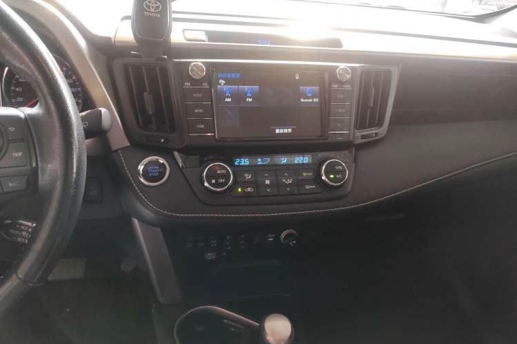 Used Toyota RAV4 2018 2.5L Automatic 4x4 Elite i Edition Audio And AC Panel
