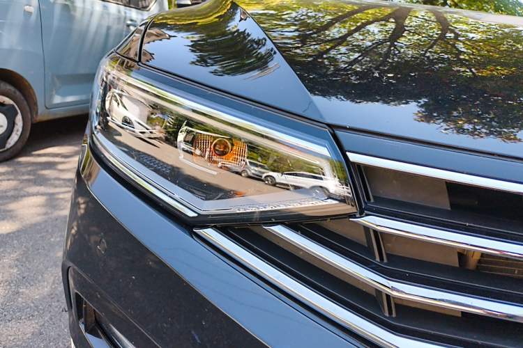 Used Volkswagen Magotan 2021 330TSI DSG 30th Anniversary Edition Right Front Headlight