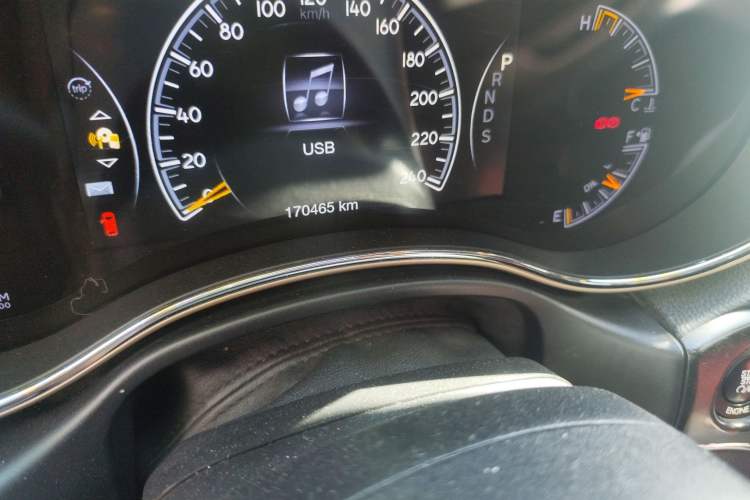 Used Jeep Grand Cherokee 2015 3.0TD Diesel Elite Navigation Edition Odometer Close Up