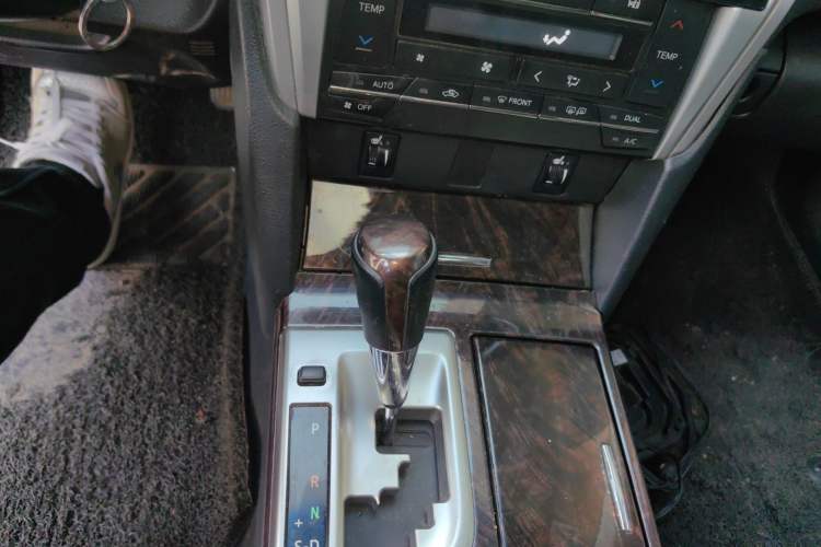 Used Toyota Camry 2015 2.0G Premier Edition Gear Lever