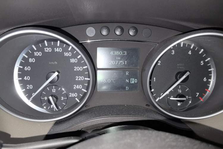 Used Mercedes-Benz R-Class 2011 R 350 L 4MATIC Odometer Close Up