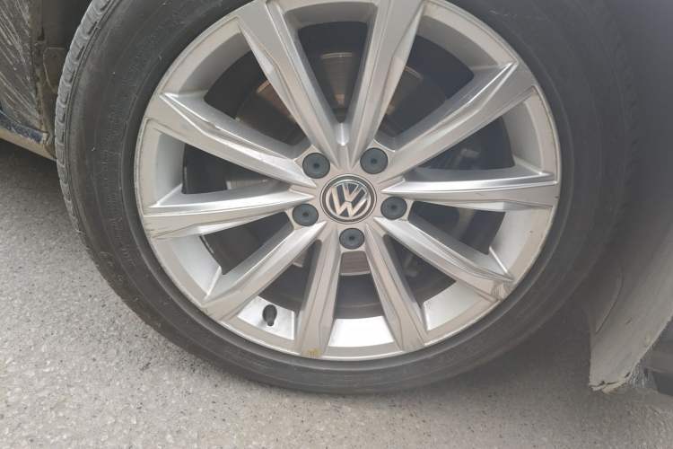 Used Volkswagen Passat 2017 330TSI DSG Luxury Edition Right Front Wheel Hub