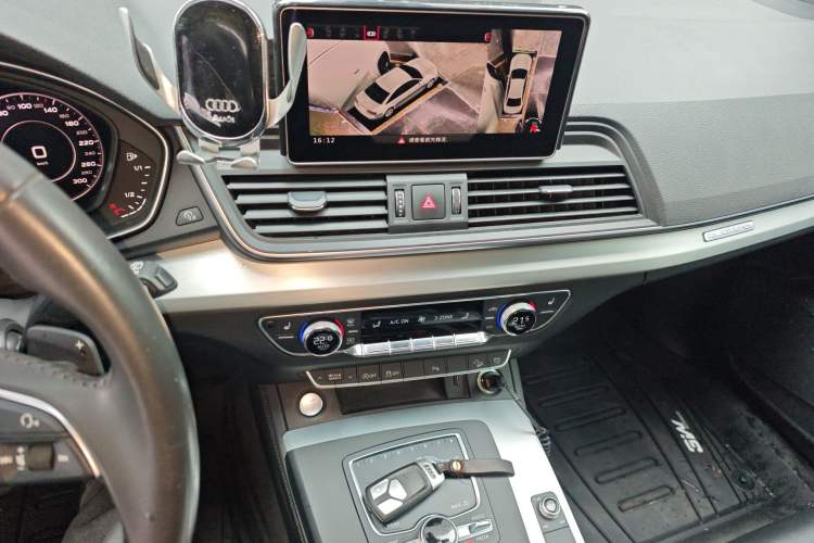 Used Audi Q5L 2020 Updated 40 TFSI Prestige Fashion Edition Audio And AC Panel