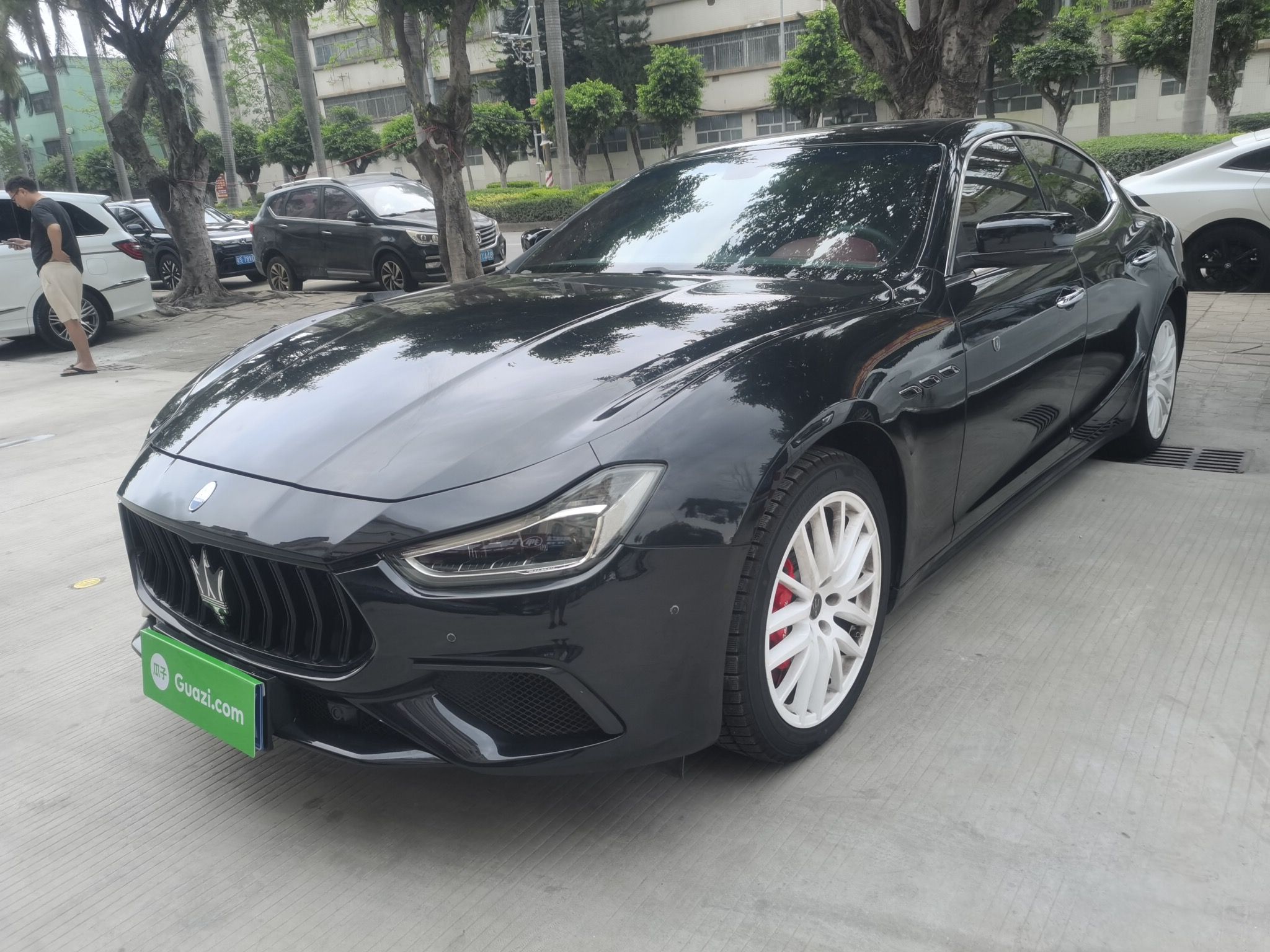 تحت مقدمة السيارة