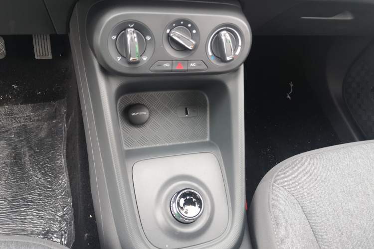 Used Wuling Hongguang New Energy 2025 Extended-Range Hybrid 50 km Standard Version Gear Lever