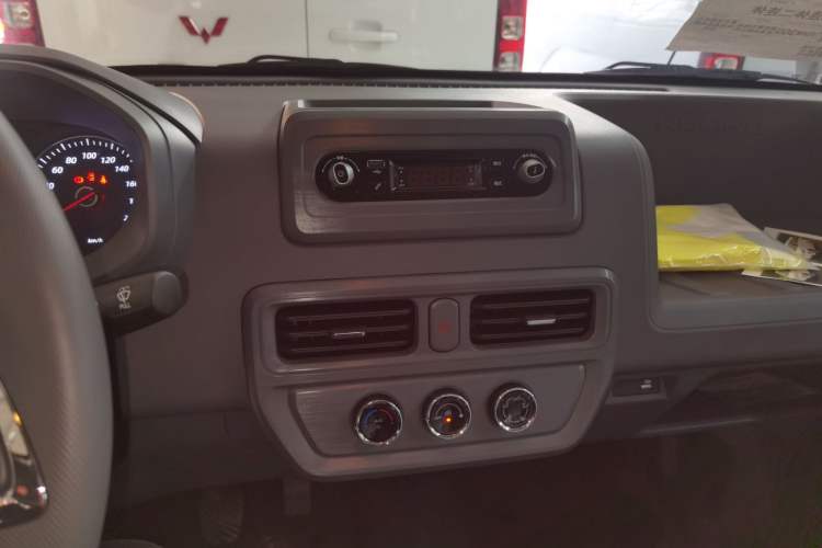 Used Wuling Yangguang 2024 300KM Comfort Version Passenger Van 75kW